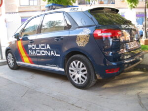 La Policía Nacional detuvo en Mislata a un hombre que intentó matar a su mujer e hirió a un joven que la socorrió